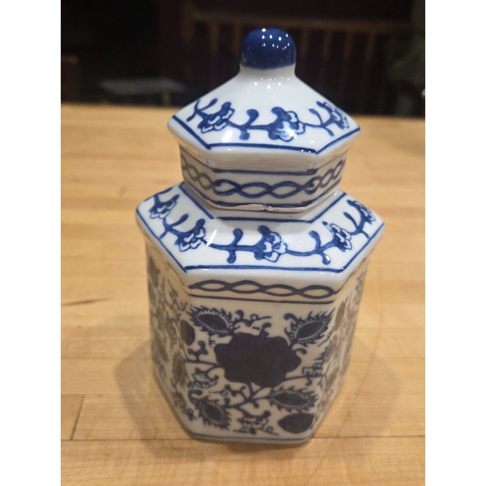 Vintage Blue White Hexagonal Porcelain Ginger Jar Floral Tea Caddy Lid 6.5 in
